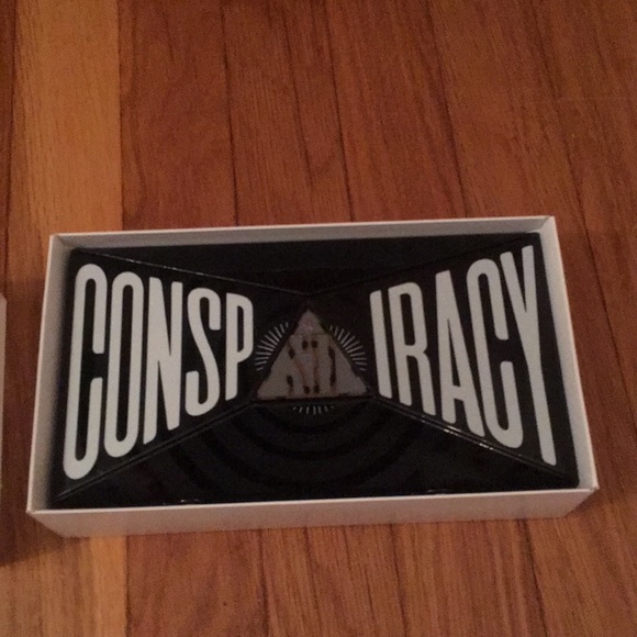 Conspiracy Palette eyeshadow - Picture 3 of 4